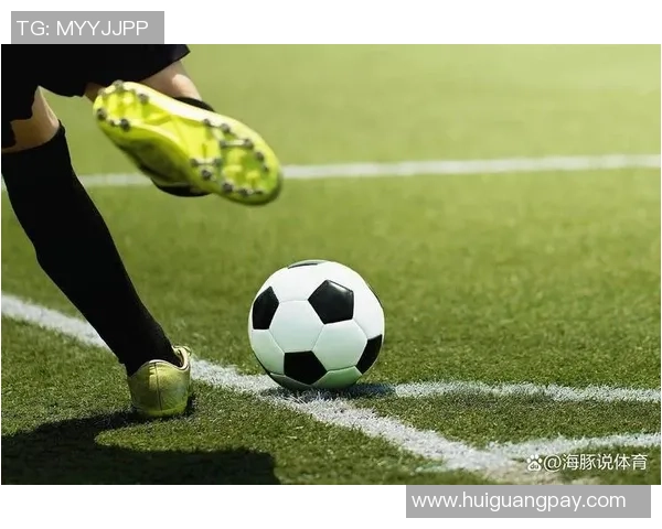 在绿茵场上踩着足球滑行感受自由与激情的乐趣