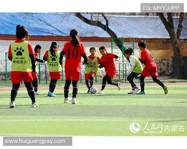 赤脚足球女的梦想与坚持在绿茵场上绽放光彩的故事